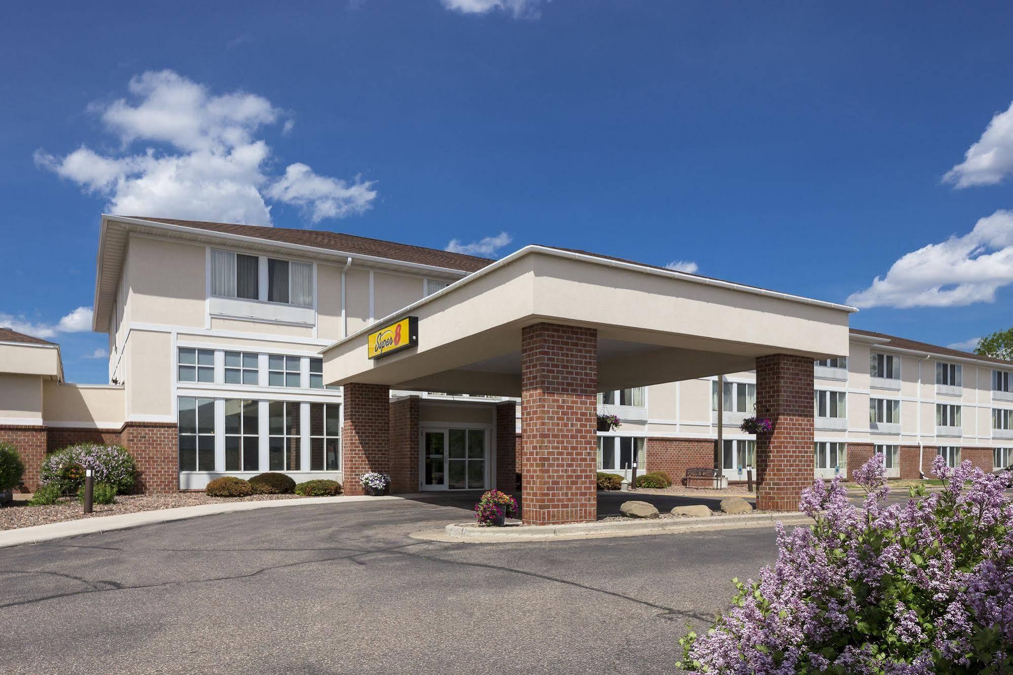 Super 8 By Wyndham Menomonie Wi Motel Exterior photo