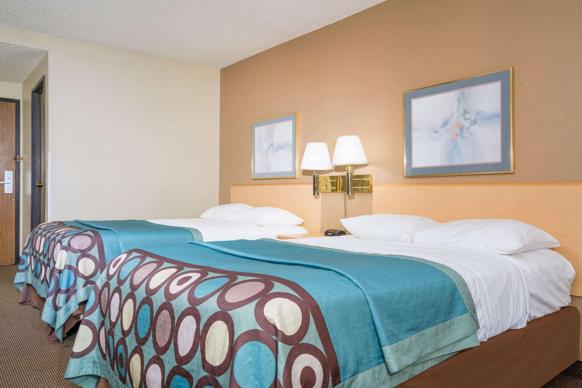 Super 8 By Wyndham Menomonie Wi Motel Exterior photo