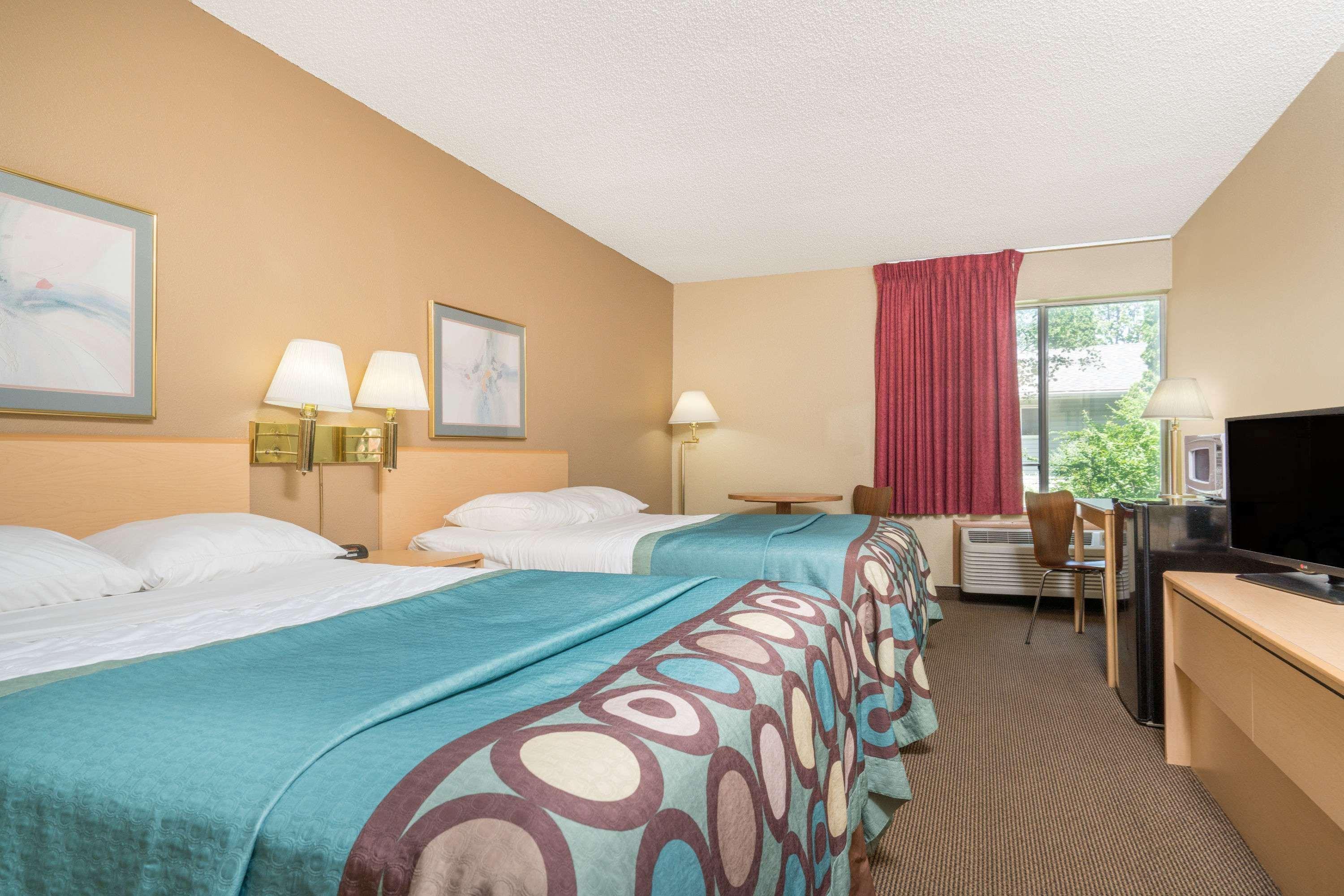 Super 8 By Wyndham Menomonie Wi Motel Exterior photo