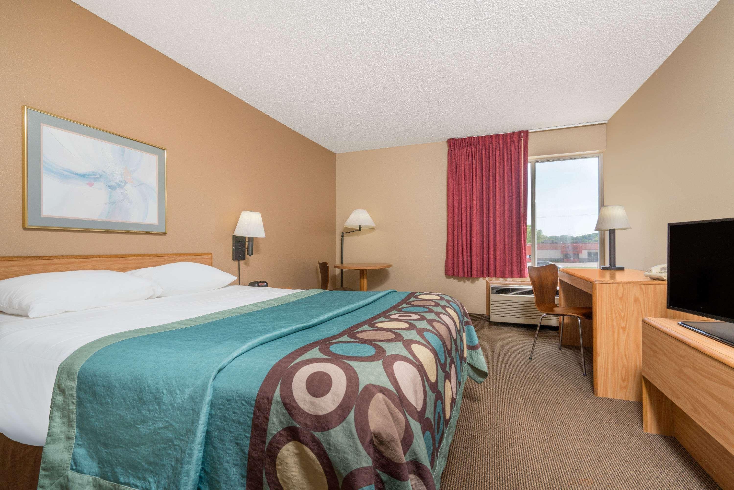 Super 8 By Wyndham Menomonie Wi Motel Exterior photo
