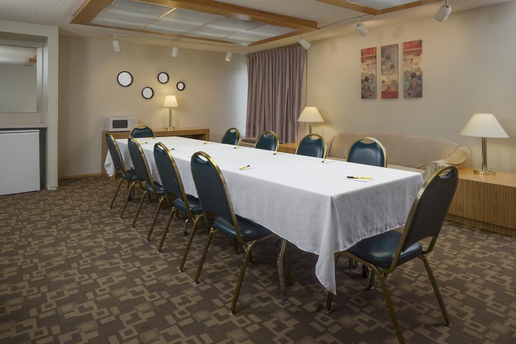 Super 8 By Wyndham Menomonie Wi Motel Exterior photo