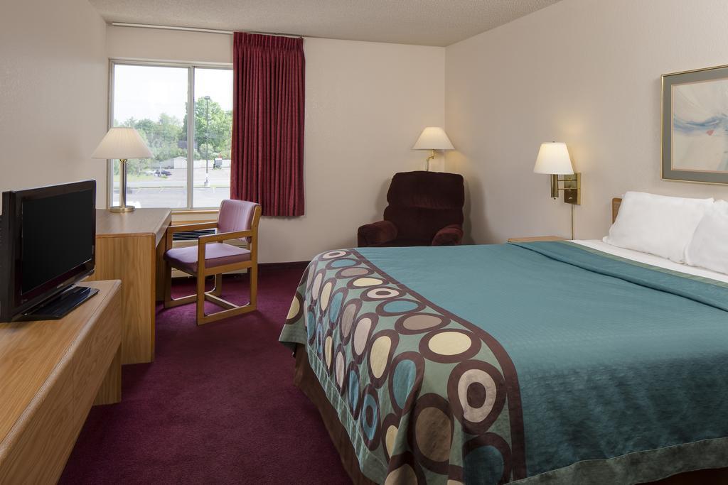 Super 8 By Wyndham Menomonie Wi Motel Exterior photo