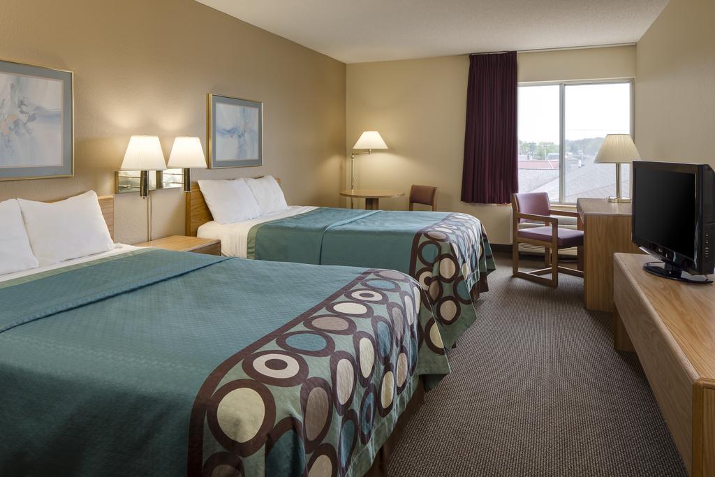 Super 8 By Wyndham Menomonie Wi Motel Exterior photo