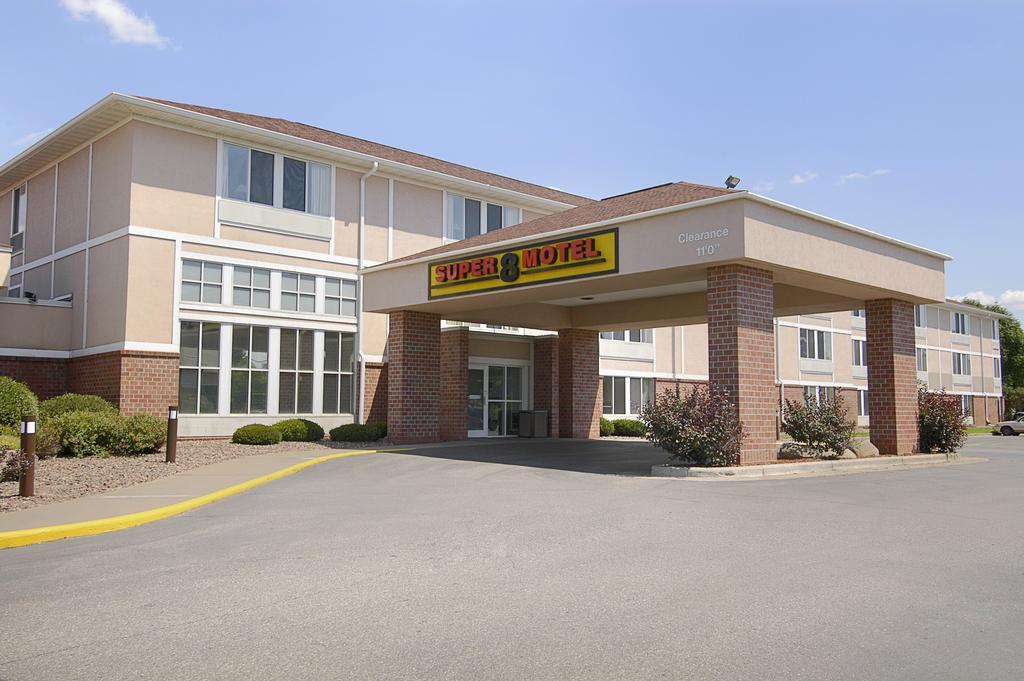 Super 8 By Wyndham Menomonie Wi Motel Exterior photo