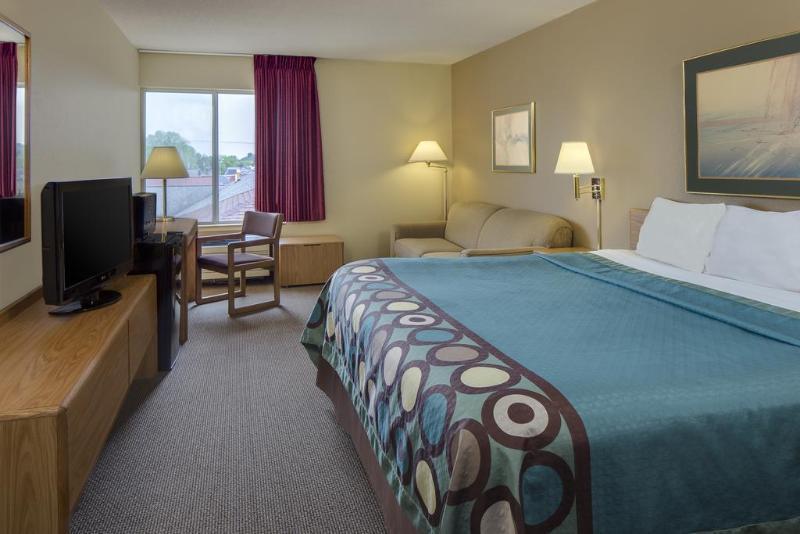 Super 8 By Wyndham Menomonie Wi Motel Exterior photo